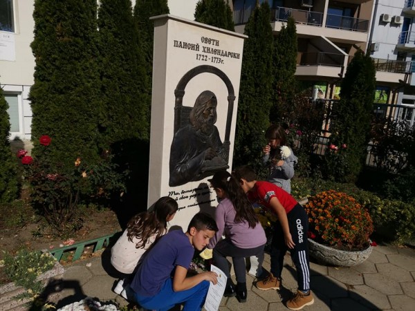 Ученици от ОУ “Св. Паисий Хилендарски“ дариха книги на училището си за Деня на будителите