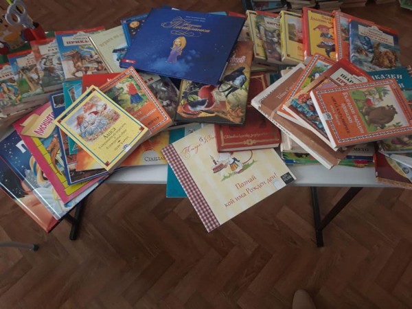 Ученици от ОУ “Св. Паисий Хилендарски“ дариха книги на училището си за Деня на будителите