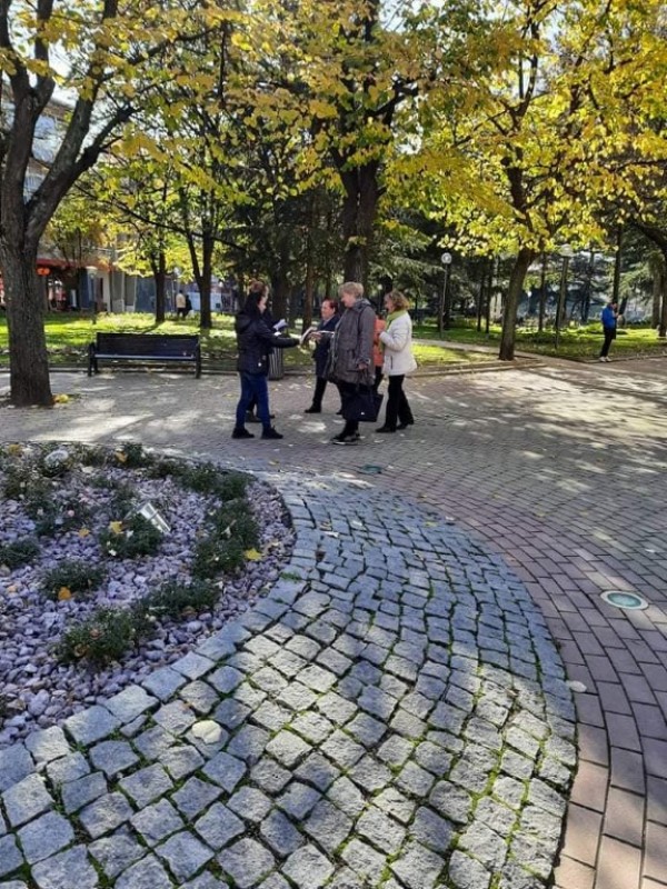 Тематични подаръци раздаде библиотеката за Деня на будителите