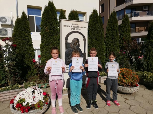 Ученици от ОУ “Св. Паисий Хилендарски“ дариха книги на училището си за Деня на будителите