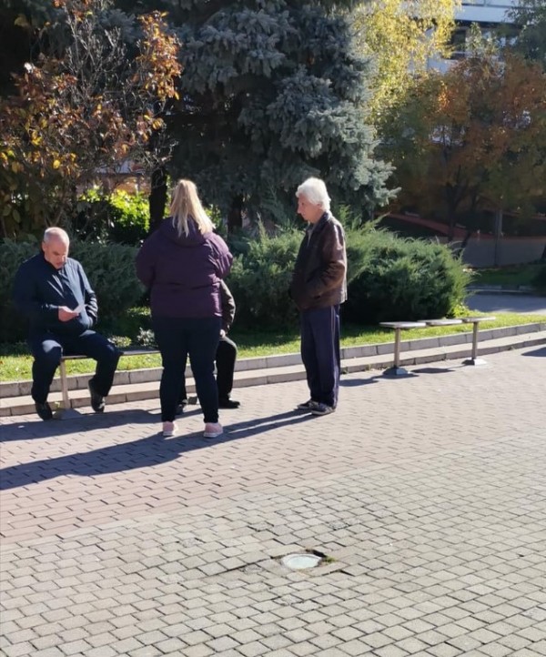 Тематични подаръци раздаде библиотеката за Деня на будителите