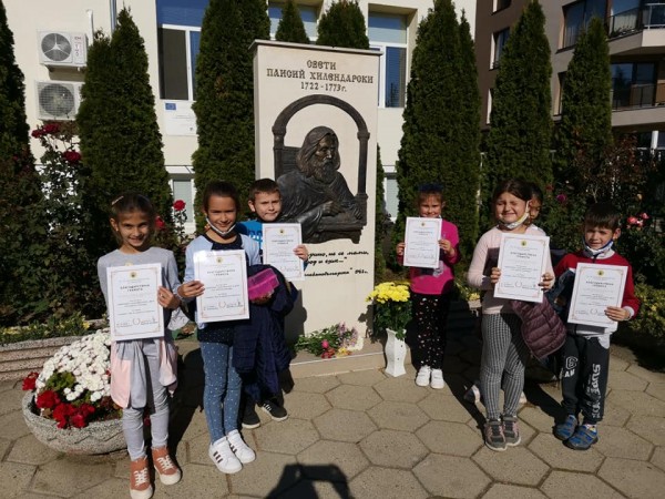 Ученици от ОУ “Св. Паисий Хилендарски“ дариха книги на училището си за Деня на будителите