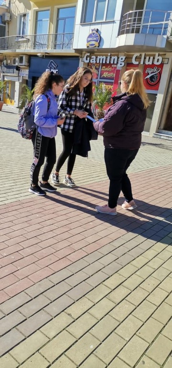 Тематични подаръци раздаде библиотеката за Деня на будителите