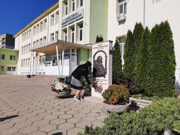 Тематични подаръци раздаде библиотеката за Деня на будителите