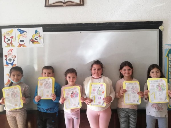 Ученици от ОУ “Св. Паисий Хилендарски“ дариха книги на училището си за Деня на будителите