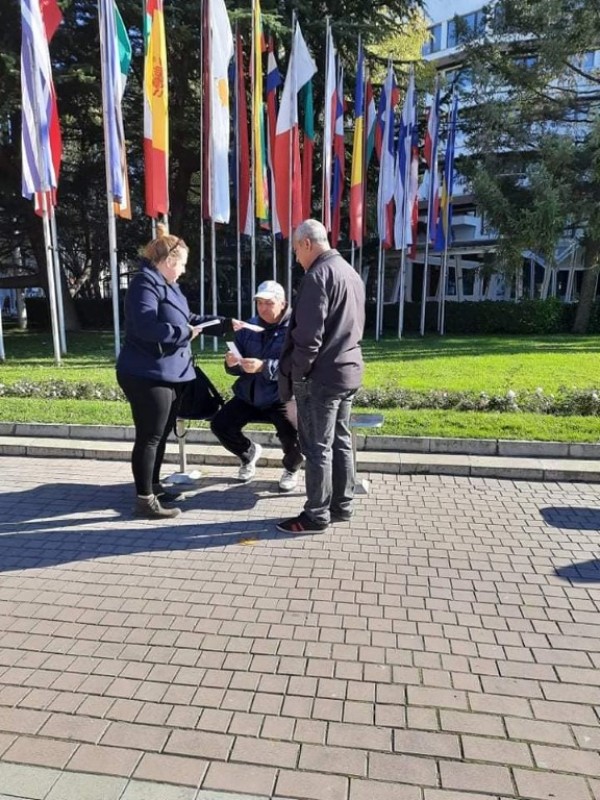 Тематични подаръци раздаде библиотеката за Деня на будителите