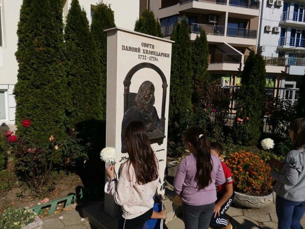 Ученици от ОУ “Св. Паисий Хилендарски“ дариха книги на училището си за Деня на будителите