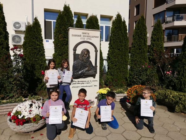 Ученици от ОУ “Св. Паисий Хилендарски“ дариха книги на училището си за Деня на будителите