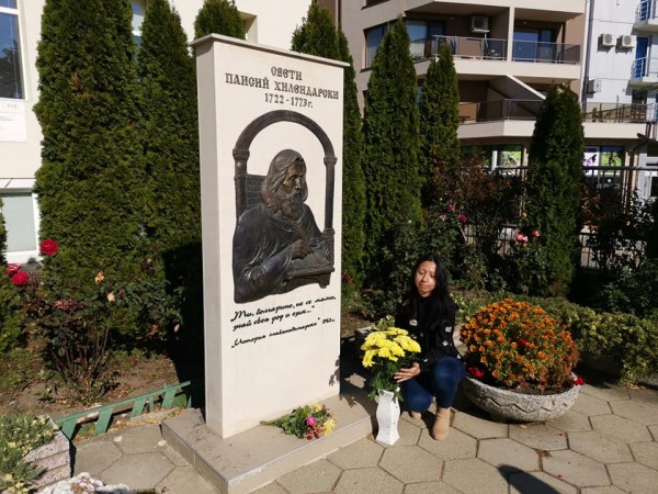 Ученици от ОУ “Св. Паисий Хилендарски“ дариха книги на училището си за Деня на будителите