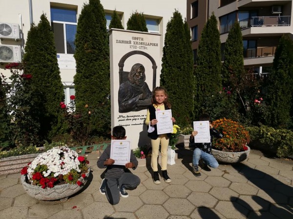 Ученици от ОУ “Св. Паисий Хилендарски“ дариха книги на училището си за Деня на будителите