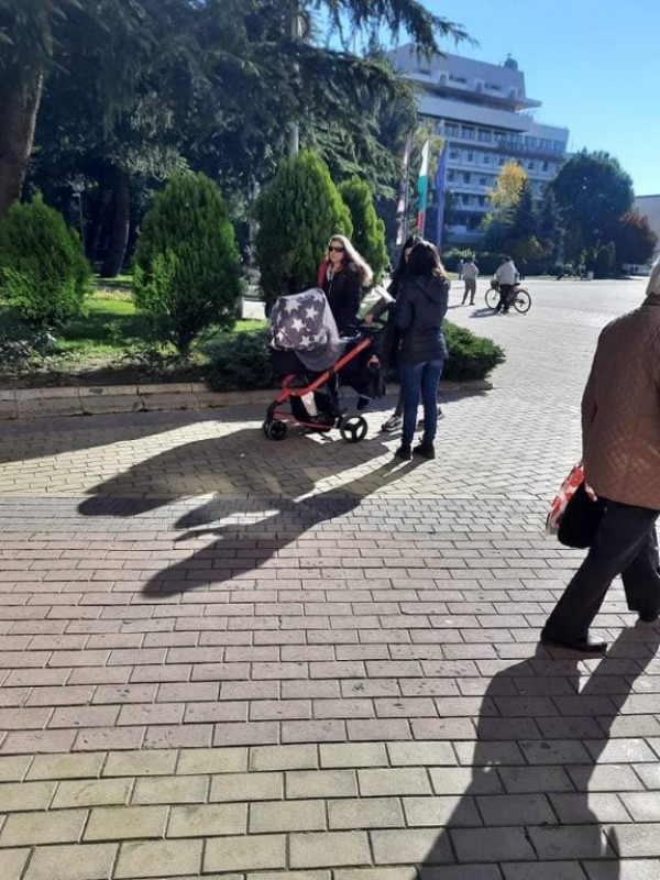 Тематични подаръци раздаде библиотеката за Деня на будителите