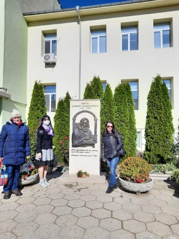 Тематични подаръци раздаде библиотеката за Деня на будителите