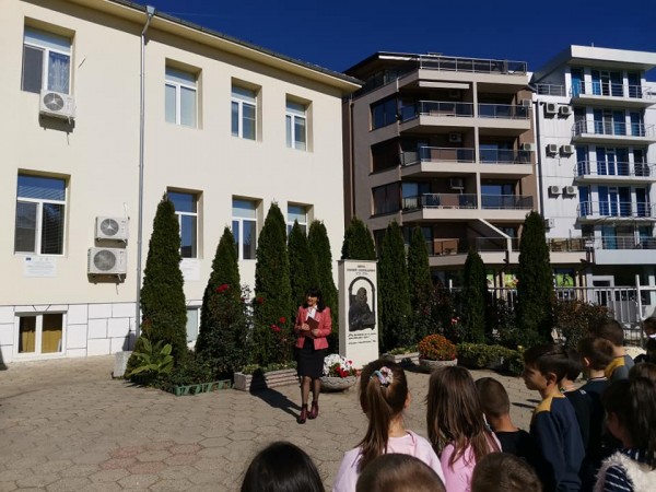 Ученици от ОУ “Св. Паисий Хилендарски“ дариха книги на училището си за Деня на будителите