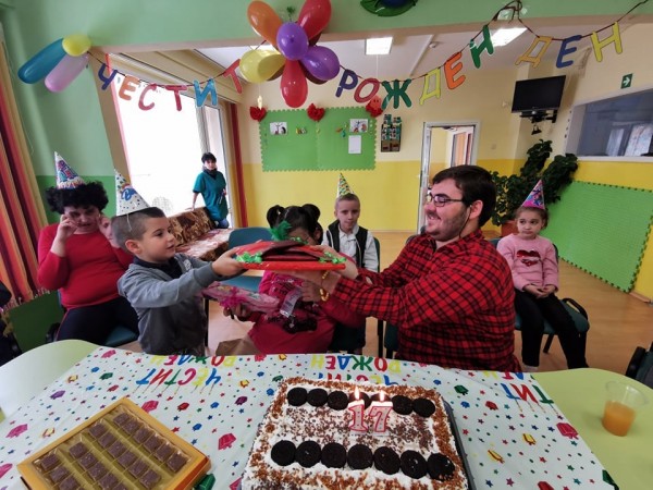 Не един, а два рождени дни отпразнуваха в дневния център „Работилница за мечти“