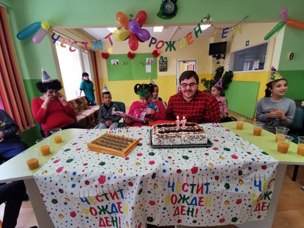 Не един, а два рождени дни отпразнуваха в дневния център „Работилница за мечти“