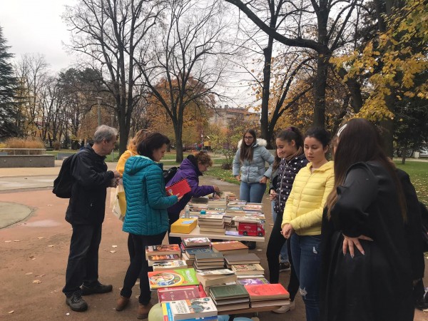 Книжният базар на дванайсетокласниците от МГ събра над 1 800 лв. 