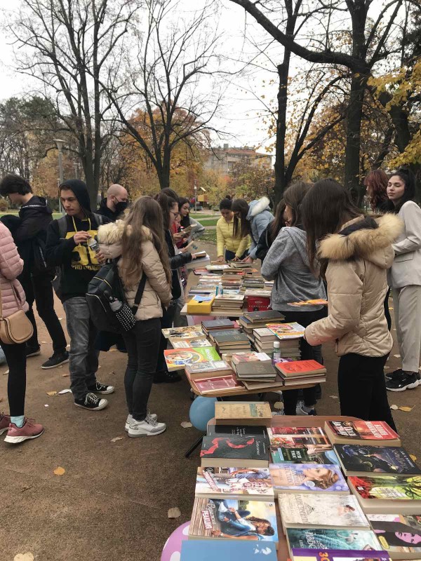 Книжният базар на дванайсетокласниците от МГ събра над 1 800 лв. 