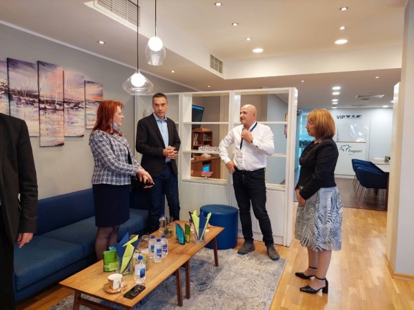 Над 150 казанлъшки рози ще радват посетителите на летище Бургас