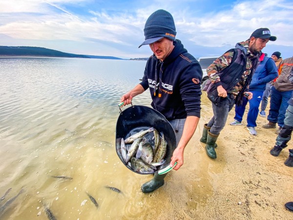 220 кг. бяла риба и 56 кг. отраснали сомчета заплуваха в яз. Копринка след състезанието