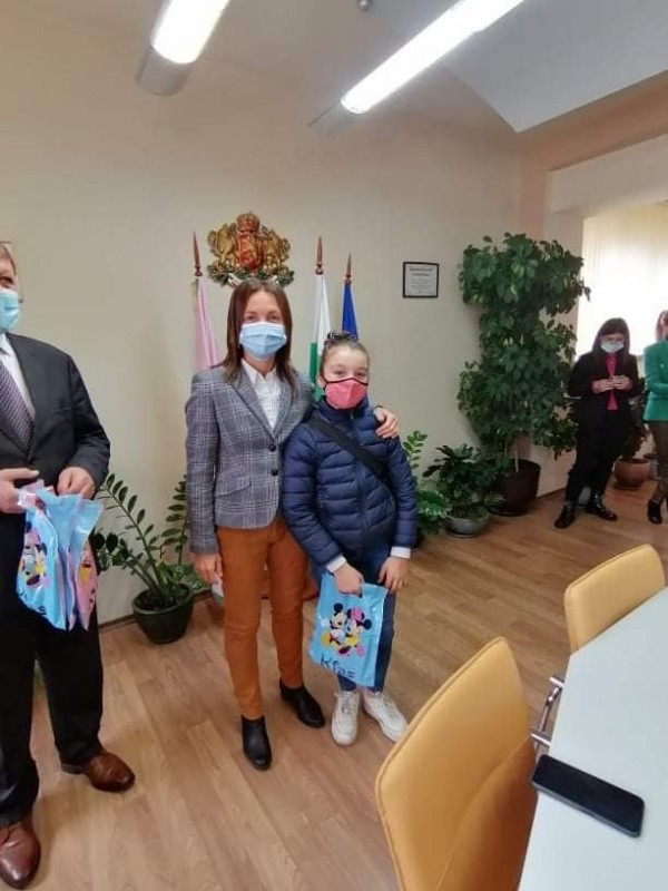 Наградиха малките художници от конкурса „Моето семейство“