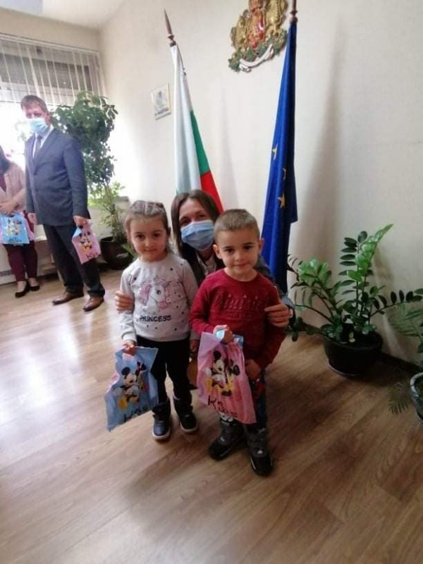 Наградиха малките художници от конкурса „Моето семейство“