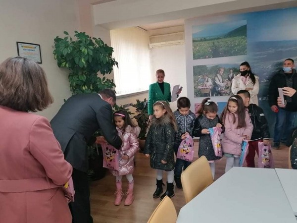 Наградиха малките художници от конкурса „Моето семейство“