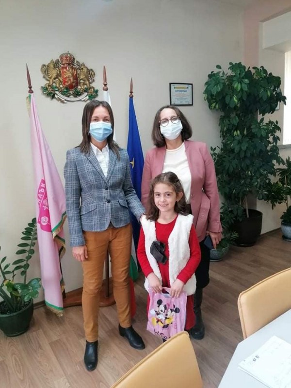 Наградиха малките художници от конкурса „Моето семейство“