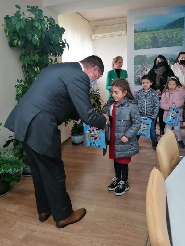 Наградиха малките художници от конкурса „Моето семейство“