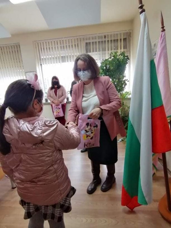 Наградиха малките художници от конкурса „Моето семейство“