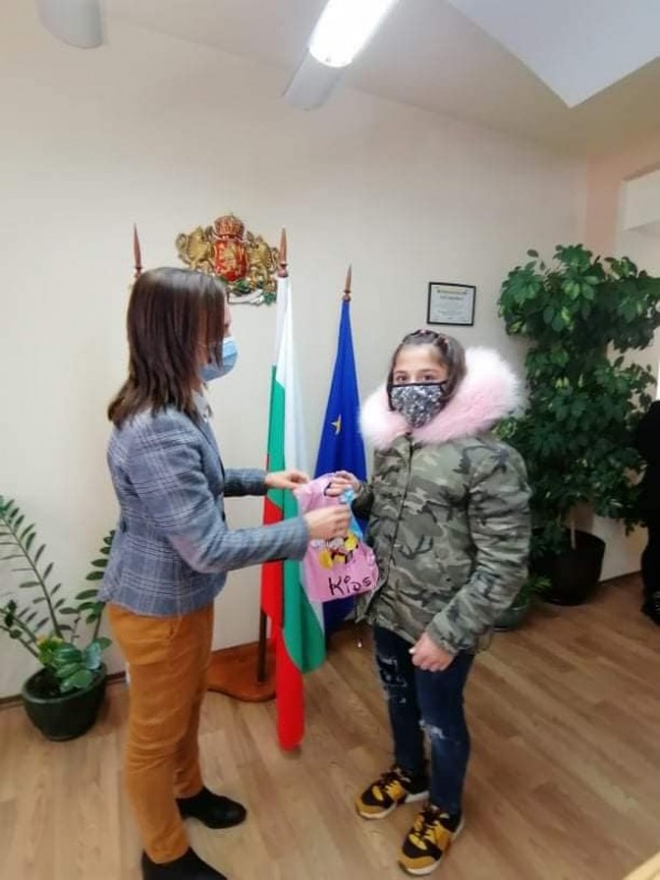 Наградиха малките художници от конкурса „Моето семейство“