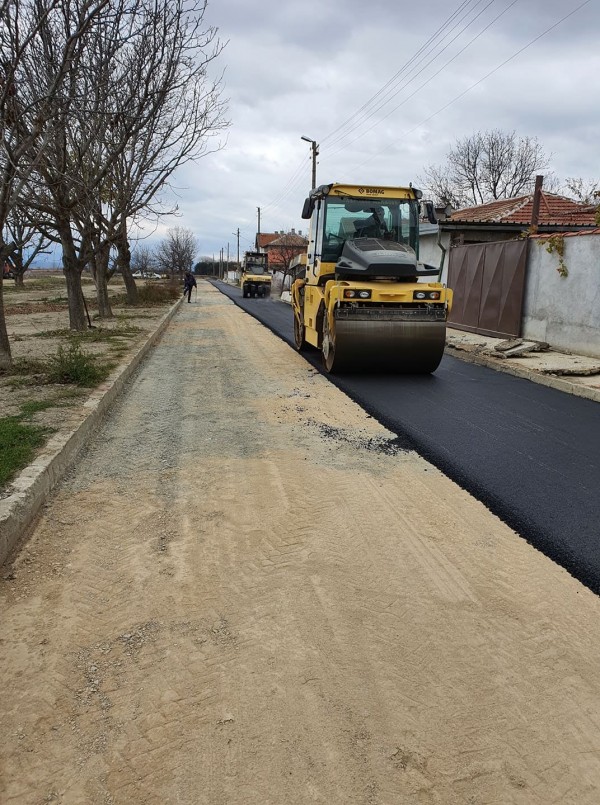 Продължава асфалтирането в Крън