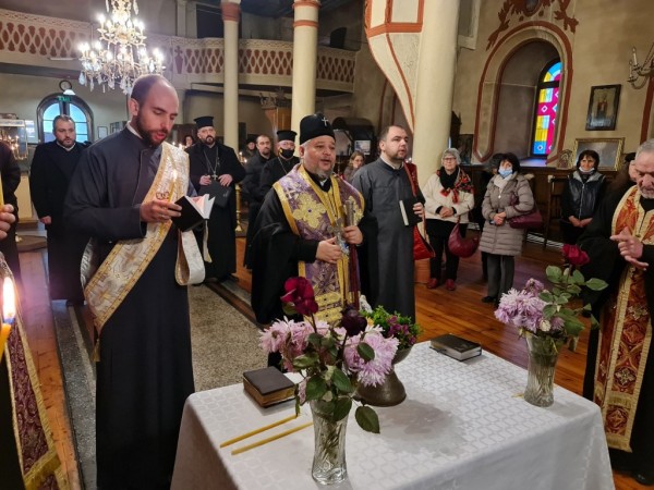 Възобновиха църковният магазин в Казанлък