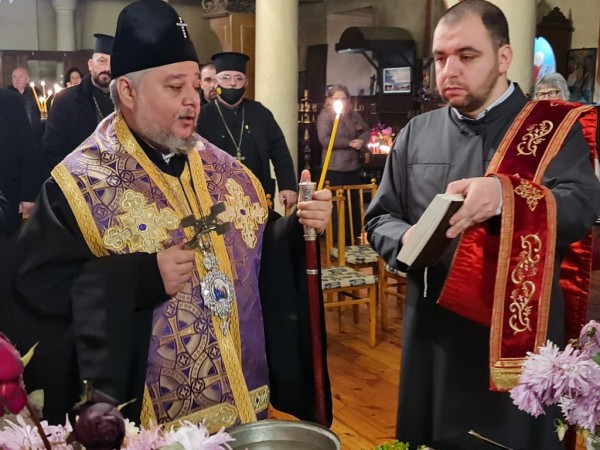 Възобновиха църковният магазин в Казанлък