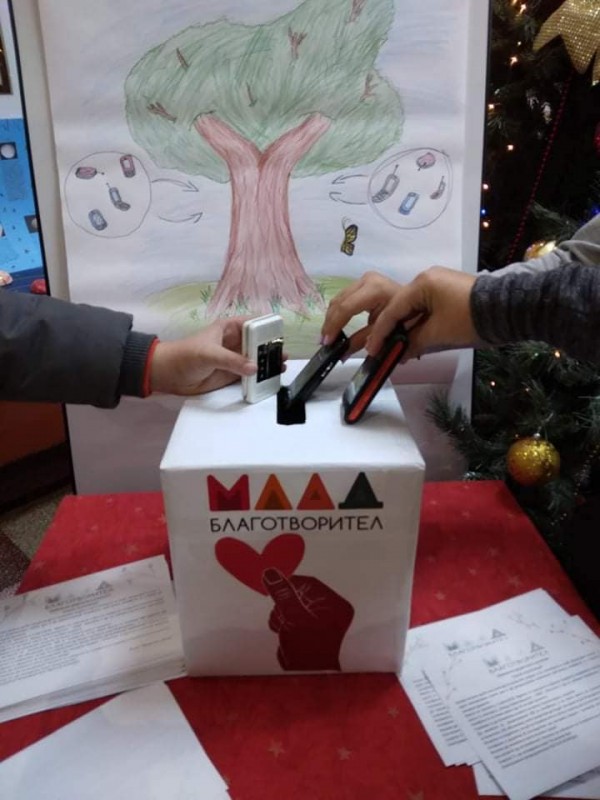 В ОУ “Георги Кирков“ превръщат старите телефони в дръвчета