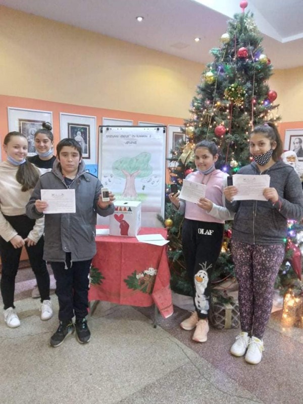 В ОУ “Георги Кирков“ превръщат старите телефони в дръвчета