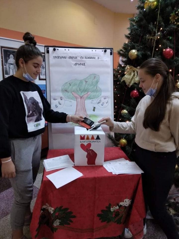 В ОУ “Георги Кирков“ превръщат старите телефони в дръвчета