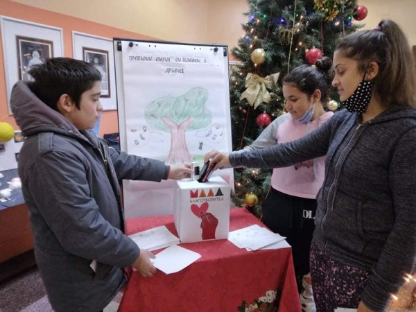В ОУ “Георги Кирков“ превръщат старите телефони в дръвчета