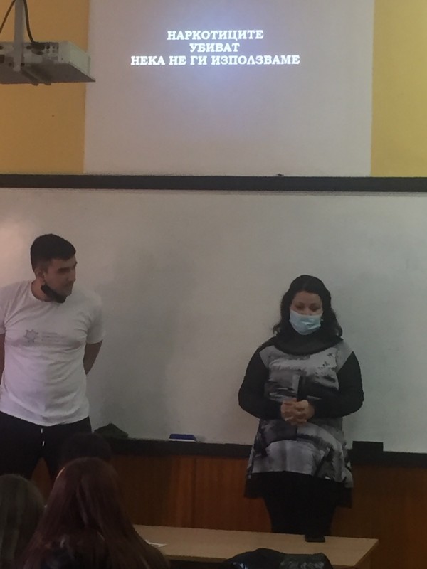 Младежи обучават младежи