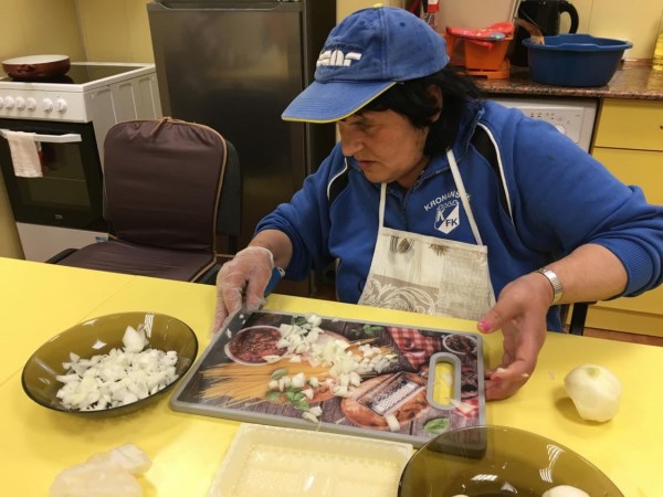 Никулденска трапеза си спретнаха младежите от защитеното жилище и дневния център