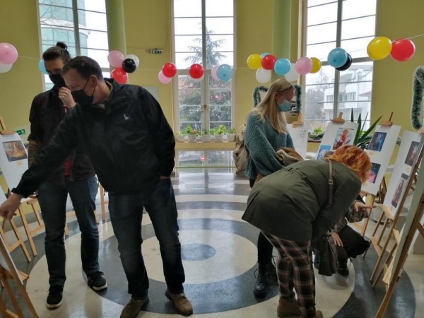 447 лв. събра благотворителната изложба на 12 Г клас от МГ