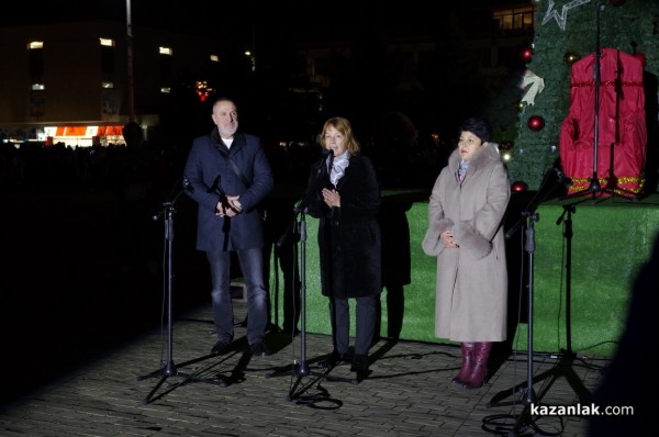 Засия коледната елха на Казанлък