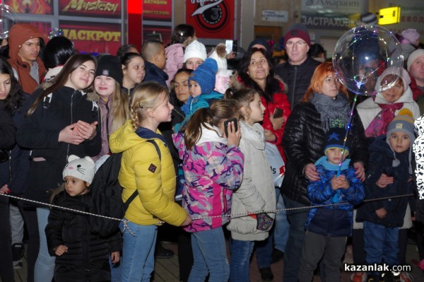 Запалване на коледните светлини и светлинно дрон шоу