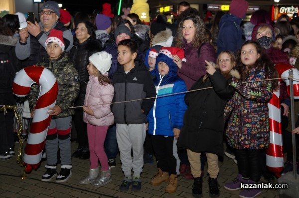 Засия коледната елха на Казанлък