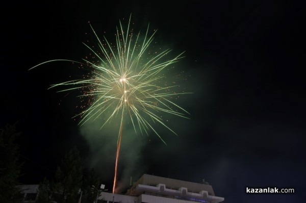 Засия коледната елха на Казанлък