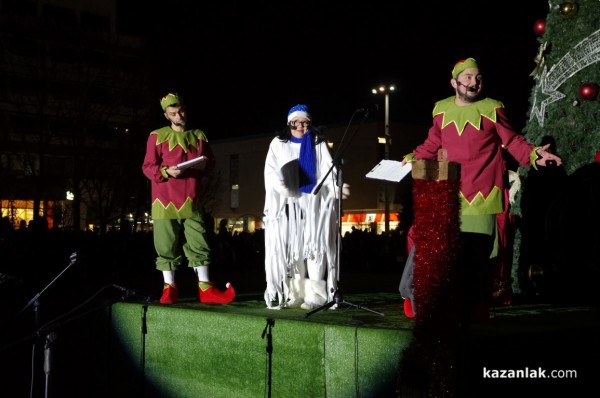 Засия коледната елха на Казанлък