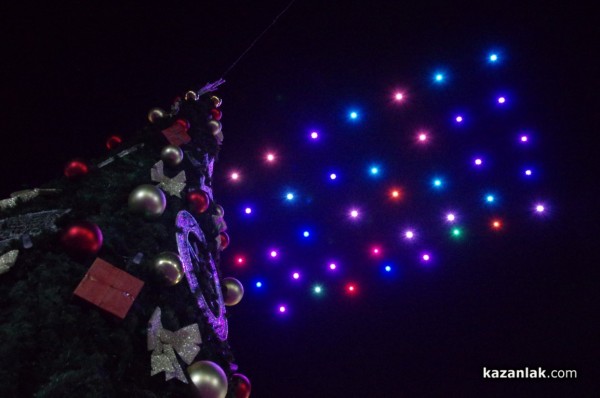 Засия коледната елха на Казанлък