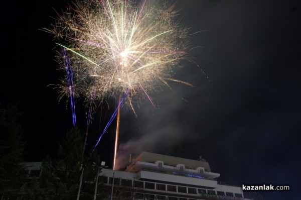 Засия коледната елха на Казанлък