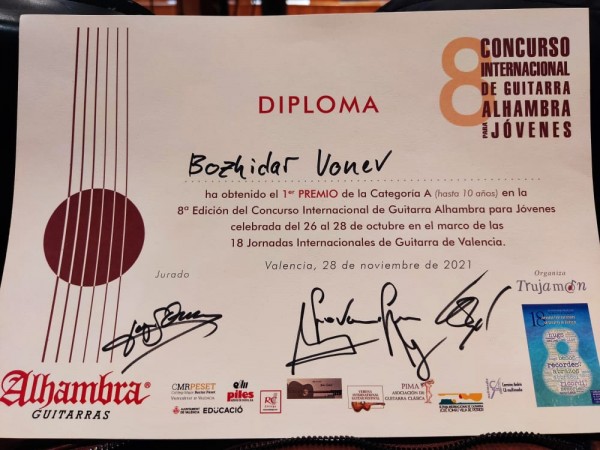 8-годишният китарист Божидар грабна първото място в Испания