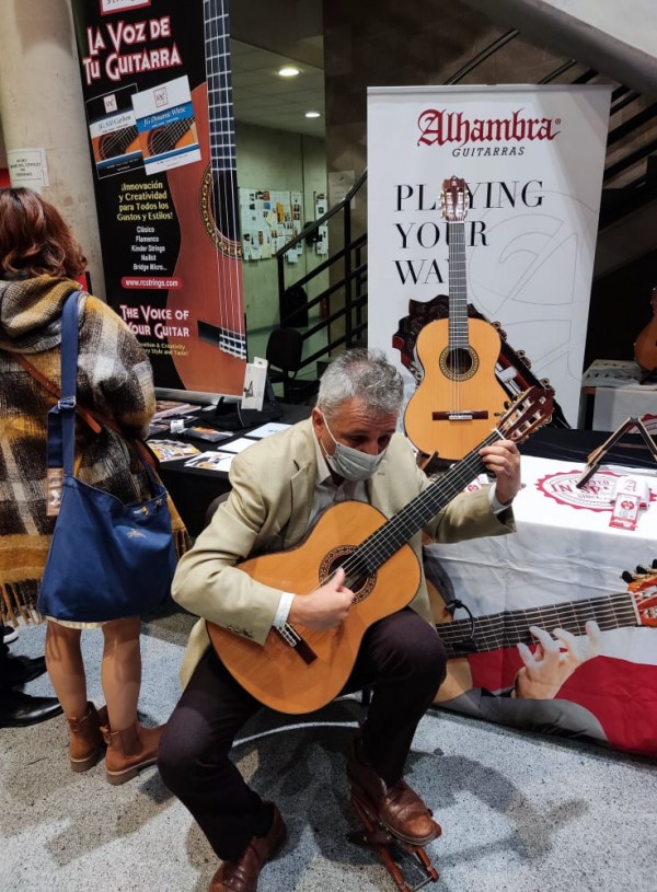 8-годишният китарист Божидар грабна първото място в Испания