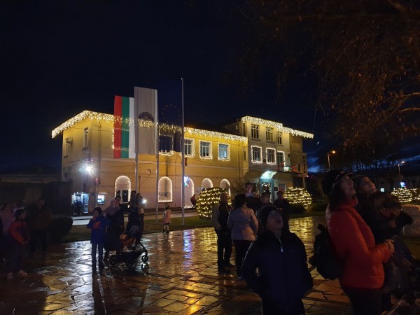 Запалиха коледните светлини и в Павел баня